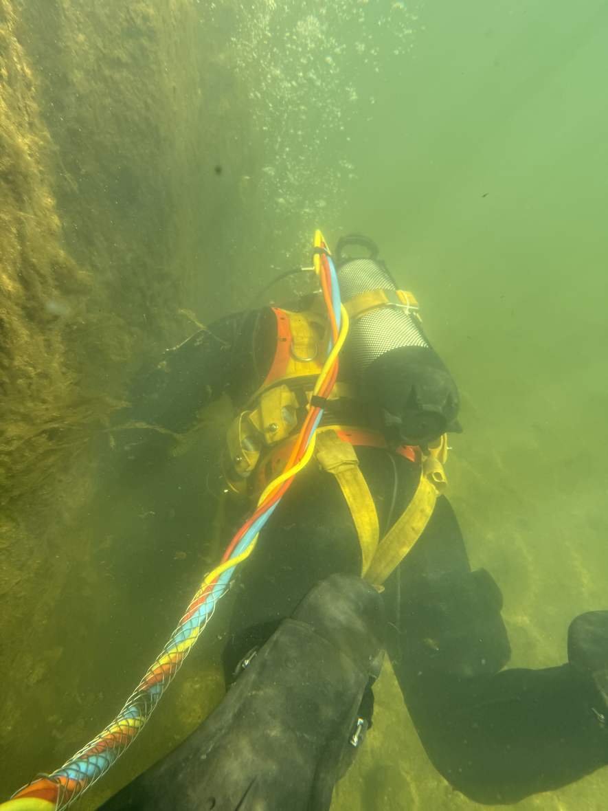 Un plongeur professionnel de SIDON sur le lit du Rhône